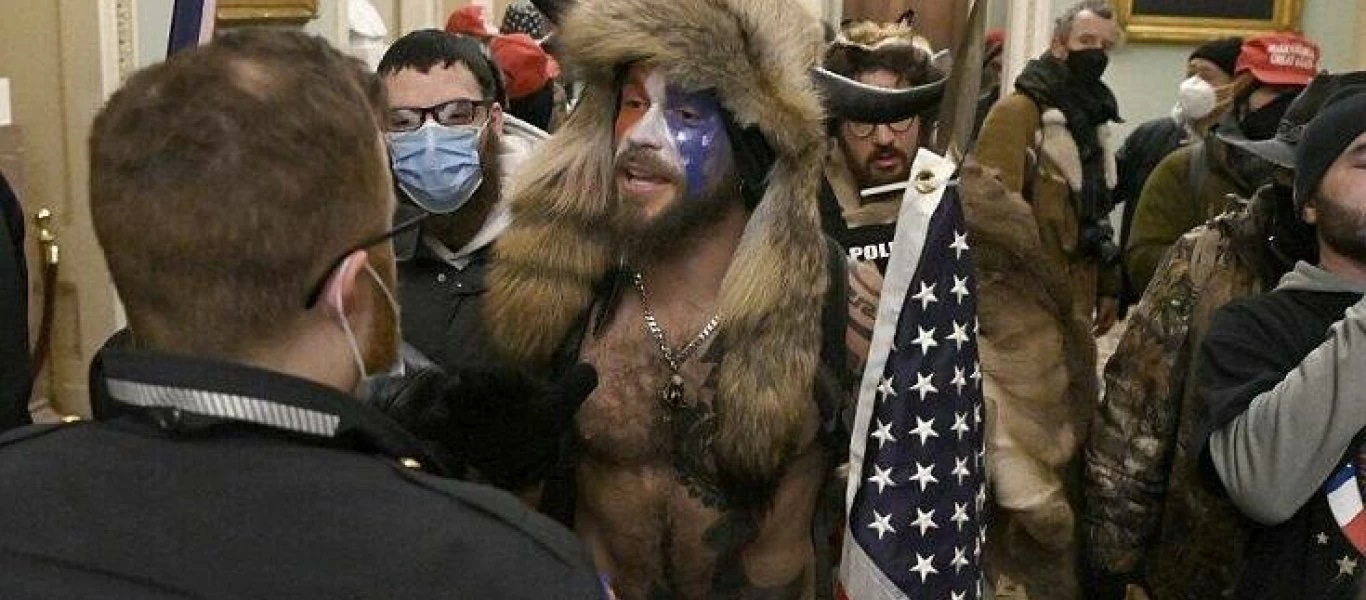 Εισβολή στο Καπιτώλιο: Συνελήφθη Τζέικ Αντζέλι που είχε την εμφάνιση «Βίκινγκ»